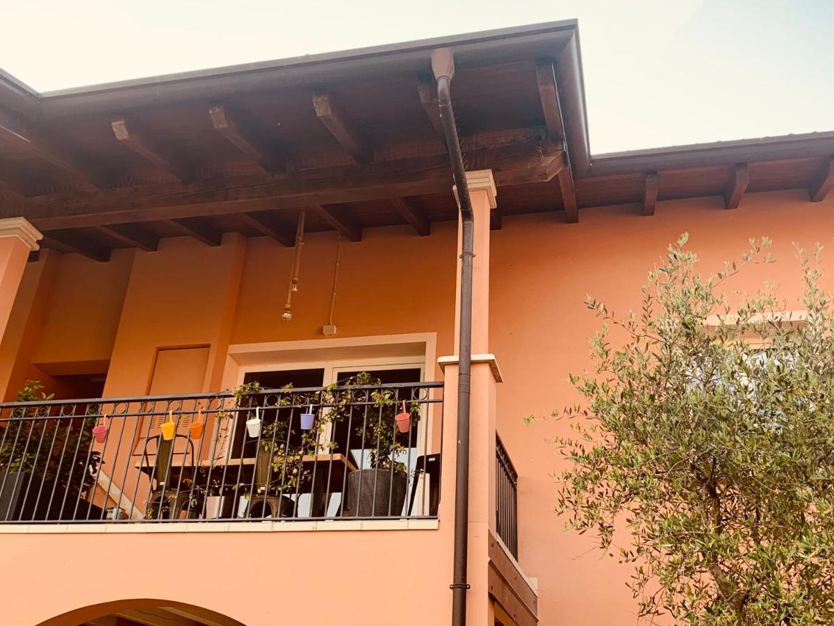 Charming Attic Apartment With Balcony & Swimming Pool ديسينسانو ديل غاردا المظهر الخارجي الصورة